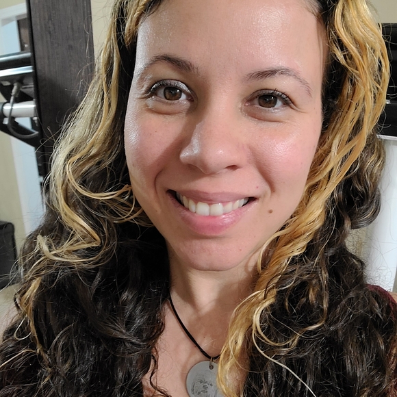 Meet your Posher, Angie - Picture 2 of 7